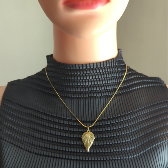 Gold Leaf Pendant Necklace - Picture 3 of 4